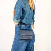 Cara bag, borsa da donna a tracolla in pelle martellata blu, prodotta da Pianigiani Bags.